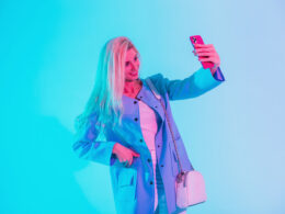 Una chica con chaqueta azul se toma un selfie