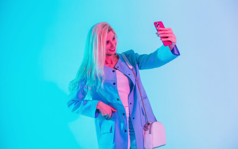 Una chica con chaqueta azul se toma un selfie