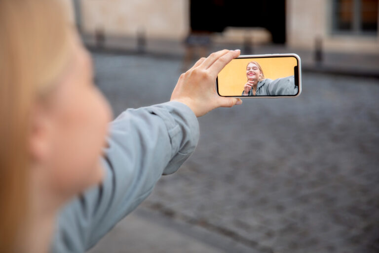 La chica está filmando un video