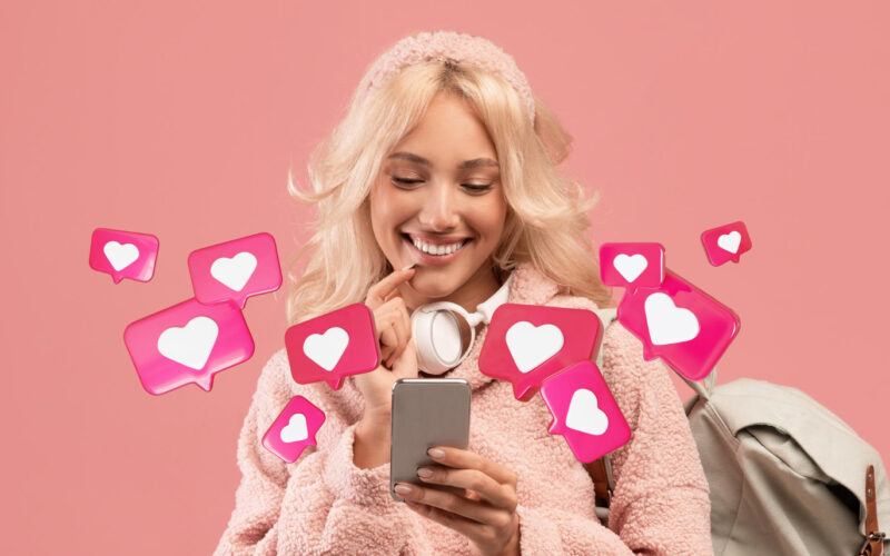 chica con teléfono inteligente y auriculares